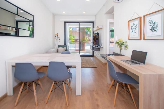 Stylish 1BR King bed Pool Gym BBQ Prime Area