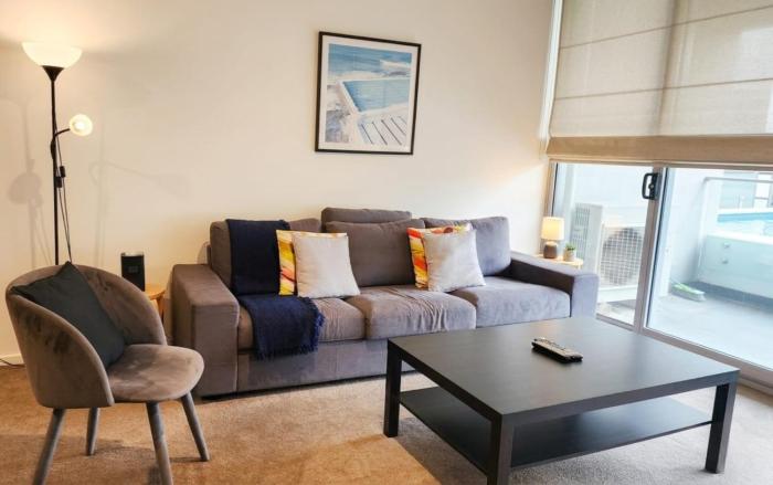 Kingston Foreshore Flat with Garden View - Hosted by Canstay
