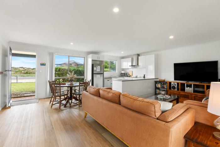 Sea Breeze - Spacious Family Escape near Surf Beach
