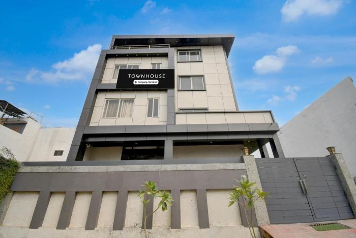 Super Townhouse Ekana Cricket Stadium Formerly Sunrise Regal