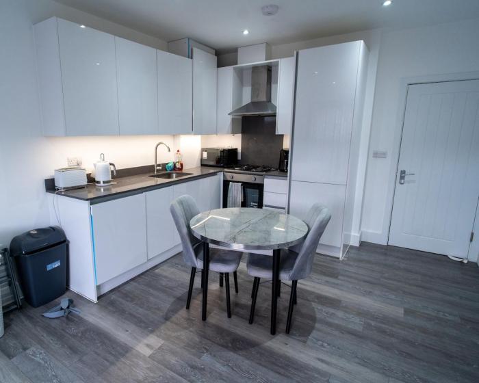 2 Bedroom penthouse flat in Dartford with free parking and next to station