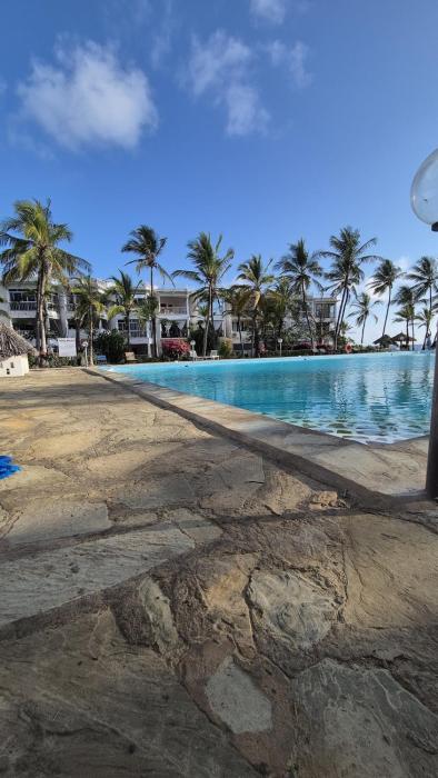 Two bedroom two bed beachfront apartment with large pool