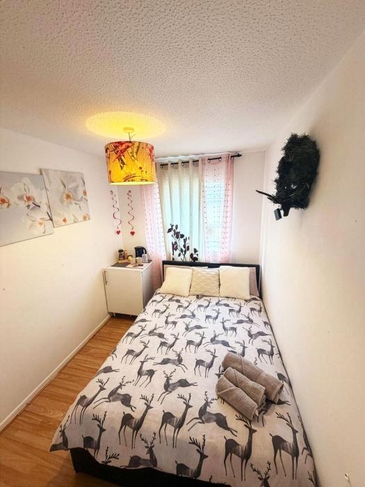 Cosy Private Room in Family Home near Canary Wharf