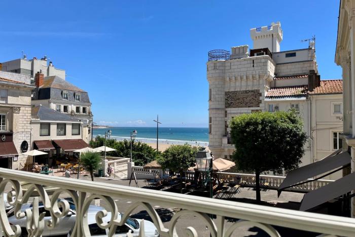Maison sablaise face à la Grande Plage Parking
