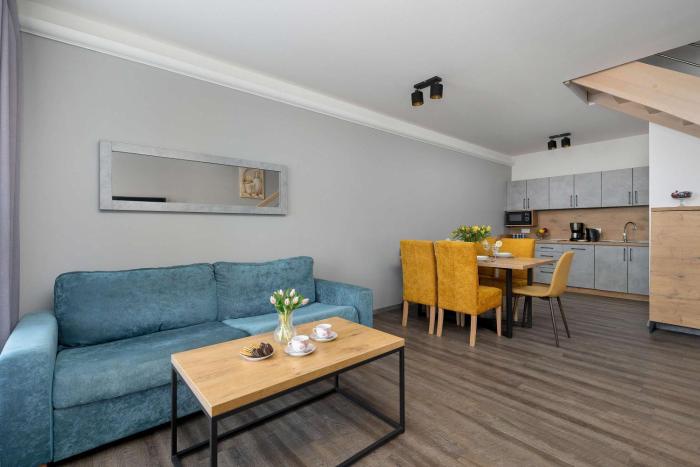 Jasny Apartament z Balkonem i Basenem by Noclegi Renters