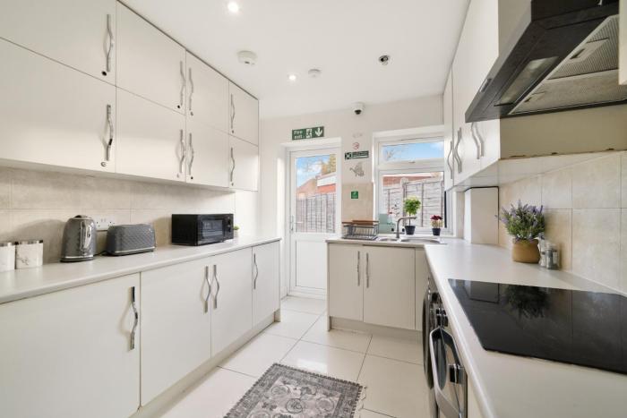 Stylish 6-Bed near Heathrow & London