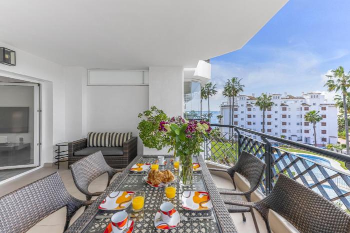 Encantador apartamento con terraza y vistas a la piscina