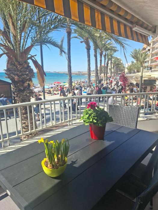 A beautiful beachfront flat for 4 people with a lovely terrace overlooking sea