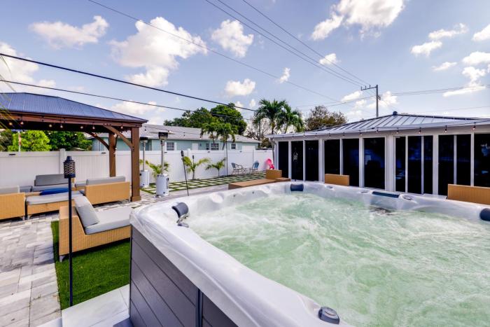 Stroll to Dtwn Delray Beach Home with Outdoor Oasis