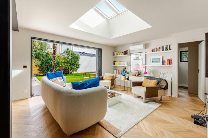 Bright architectural house, beach and center within walking distance