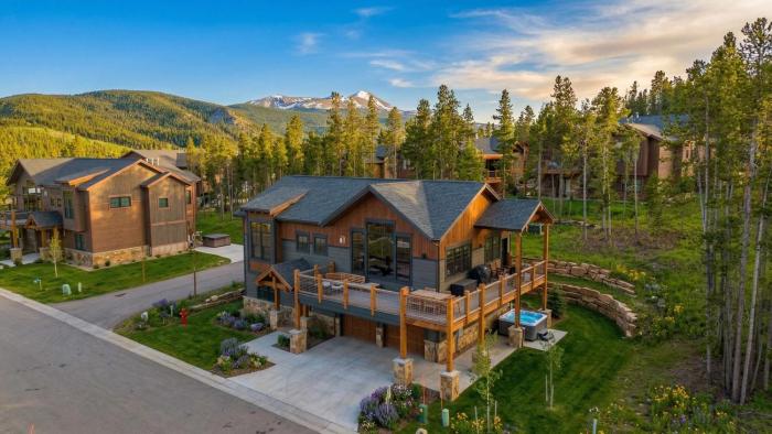 Luxurious 4BR with Hot Tub and Stunning Mountain Views