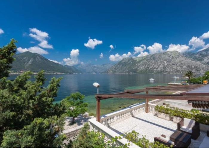 Luxury Waterfront Villa with Pontoon & Sunset View