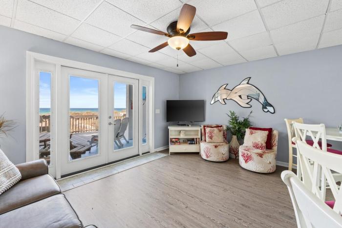 Gulf-Front Surf Club Condo 2BR, Spacious Balcony, Peaceful East End Beach Access