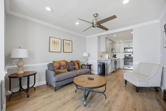 21st Floor Skyline Retreat Luxury Stay in Downtown ATL-Free Parking-03