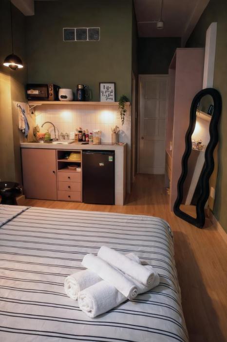 Cozy Studio with Kitchen, Balcony, Netflix in District 1