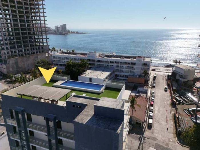 Apartamento Hermoso a 1 Cuadra de la Playa en Mazatlán con Alberca y Balcón