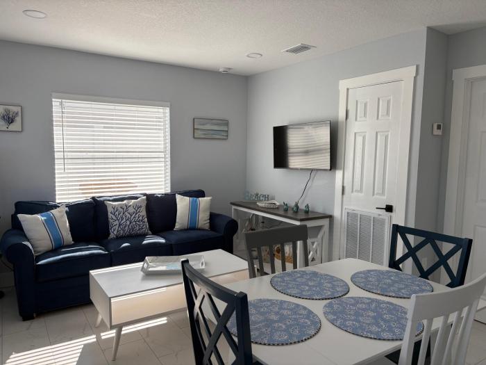 Beachside Blue Escape, Steps to Beach, Walkable Area!!!