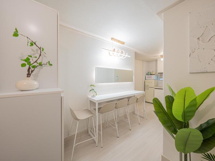 Stay Comma#홍대역도보9분#5인#명동#광화문#BTS#셀프체크인#Hongdae#Yeonnam#망원시장