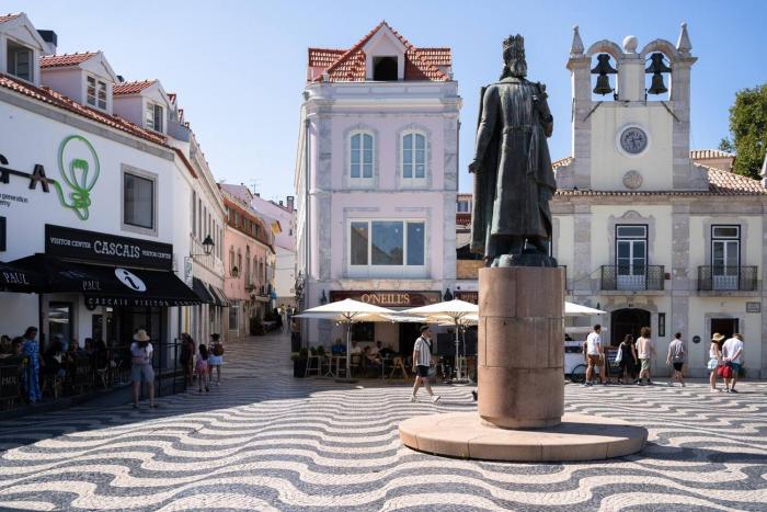 Cascais Escape Walk to Beach & Old Town
