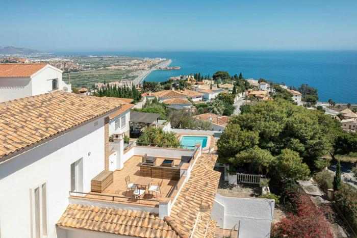 Villa With Jacuzzi And Sea Views In Salobreña
