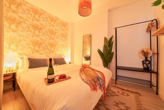 Modern flat with Andalusian patio, 5 min to center