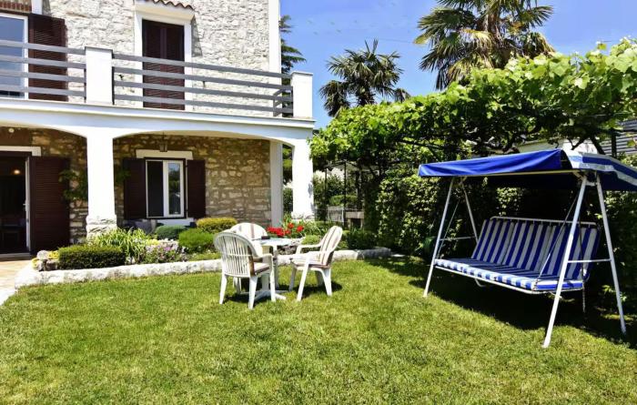 Cozy apartment with garden