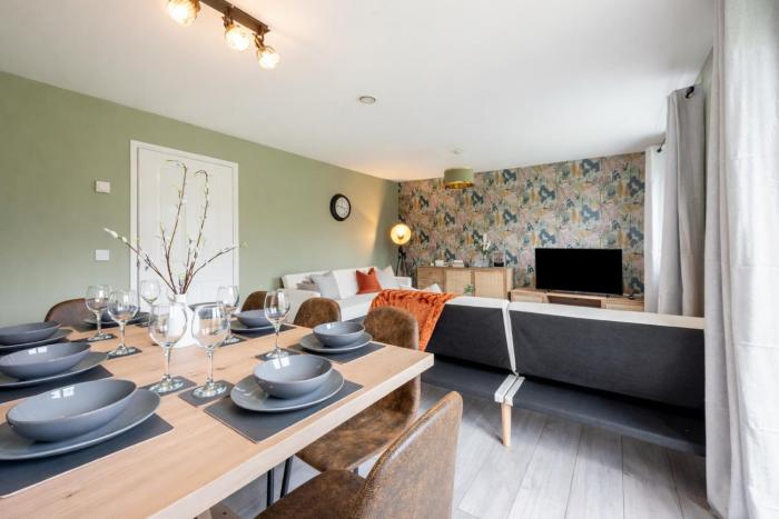 Chic 4bd Manchester Abode - Free Parking - Snooker