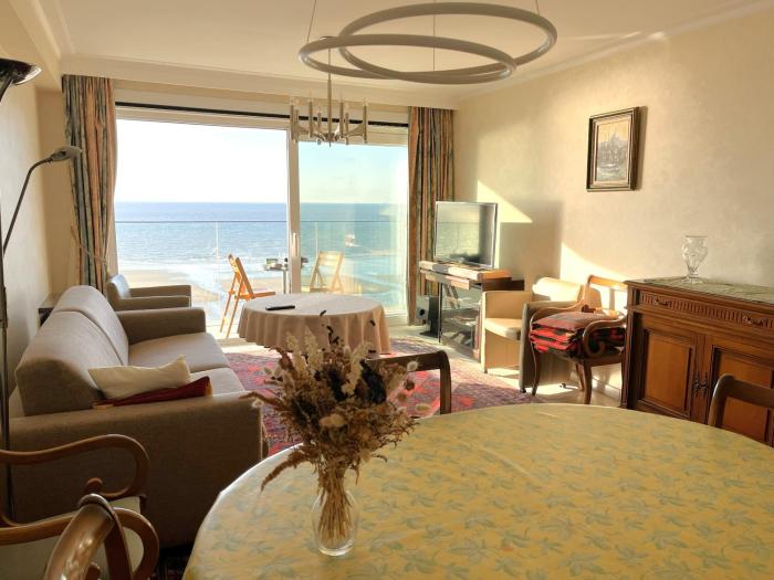 Westende-Bad sea front apartment with garage box