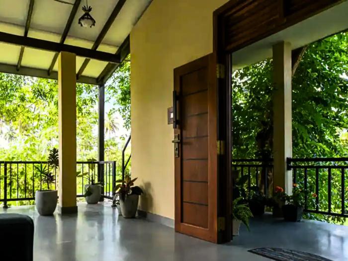 Spacious 2 Bedroom Apartment with Lake View