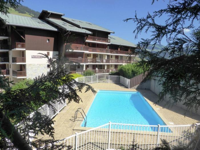 Charmant appartement à Arêches-Beaufort avec terrasse, piscine et parking, idéal pour 4 personnes - FR-1-342-139