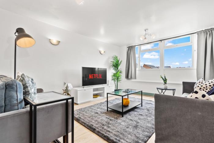 Cozy work-ready home near City Centre with Netflix and Parking
