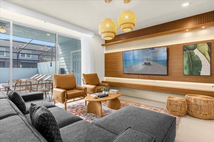 5 Bedroom 4.5 Bathroom Windsor Island 3822LA