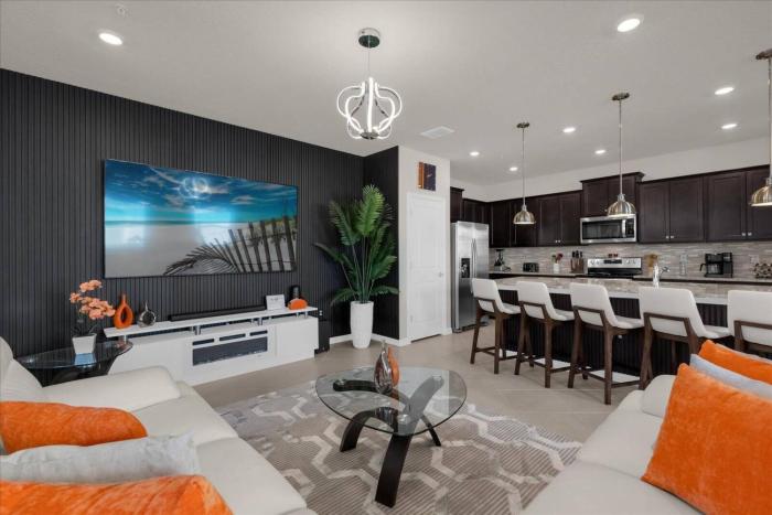 5 BD 4.5 BA Windsor Cay 1240 BI