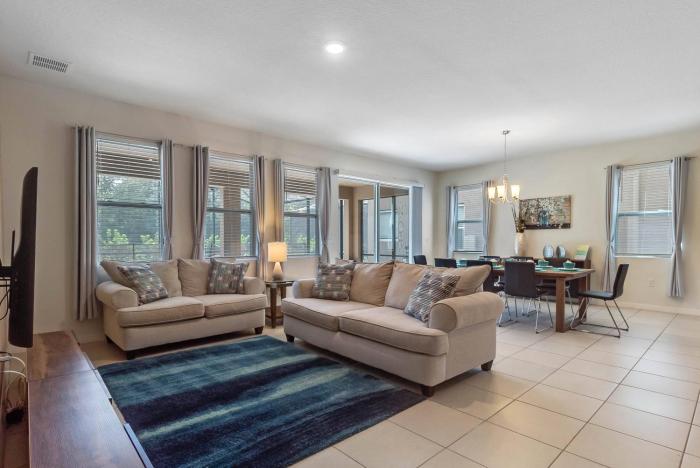 5 Bedrooms 4.5 Bathrooms Solterra 5272 OA