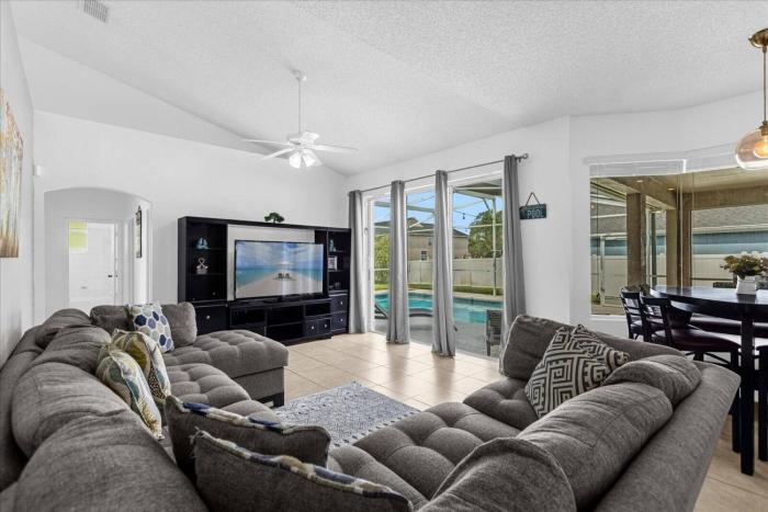 6 Bedrooms 4 Bathrooms Wilshire Oaks 2334 CC