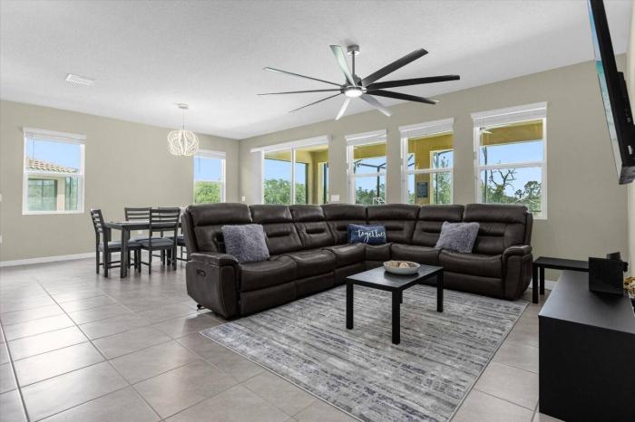 6 Bedroom 5.5 Bathroom Solterra 7711OL