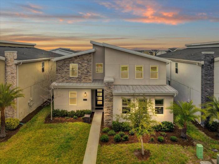 6 Bedrooms 6 Bathrooms Storey Lake 4633 TB