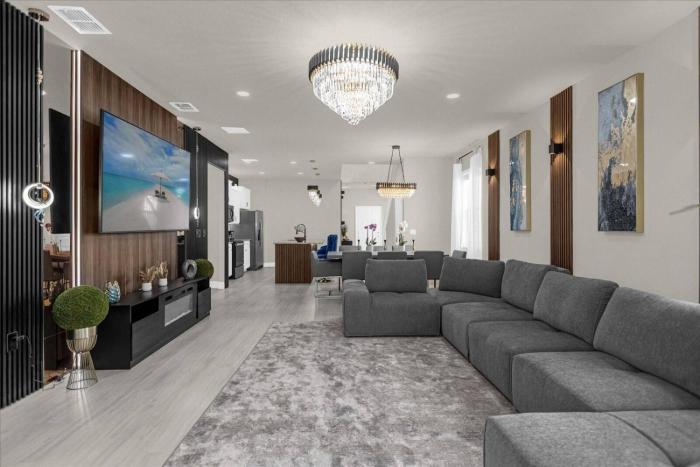 7 Bedrooms 5.5 Bathrooms Windsor Island 4420KR