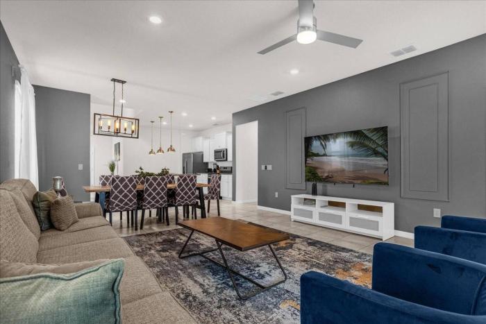 9 Bedrooms 5 Bathrooms Solterra 7240 Ol