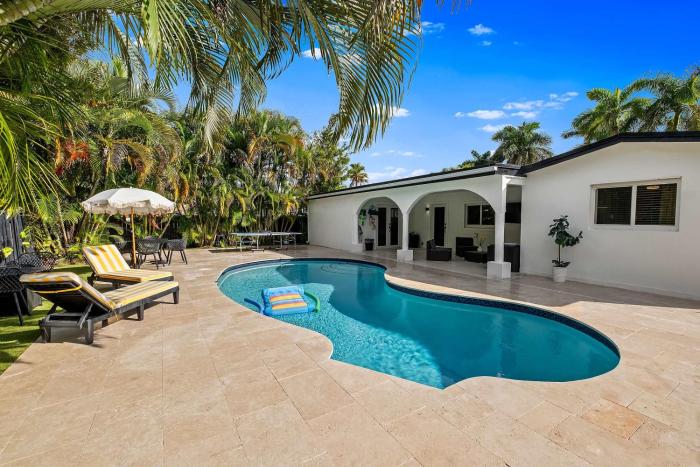 5 Bedroom Villa Heated Pool with Game Room 5 Minutes to Ocean