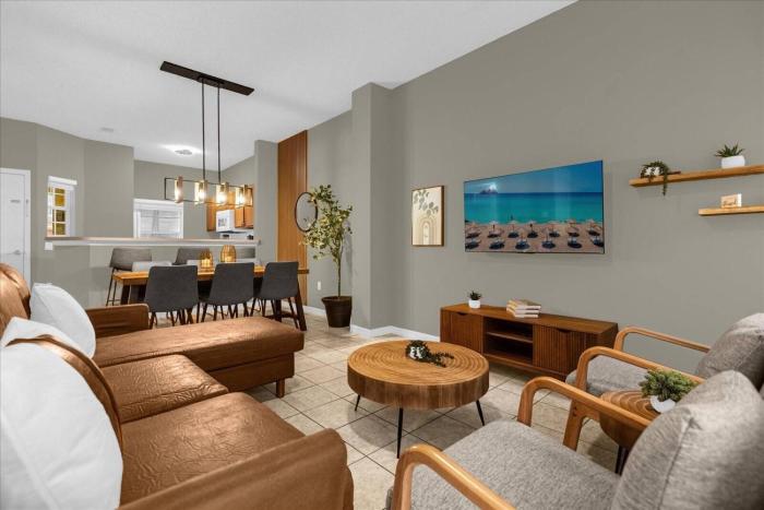 3 Bedrooms 25 Bathrooms Lake Berkley 1121Pr