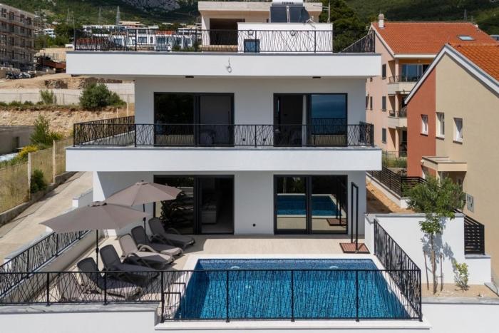 Family friendly house with a swimming pool Makarska - 25495