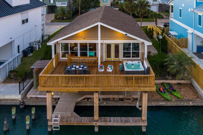 Redfish Bend | Grand Canal | Hot Tub & Kayaks