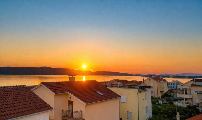 Sea View Apartment with Balcony & Sunset 2 min to Beach