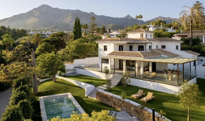 Luxurious 5-Bedroom Villa with Private Indoor Pool in Mlaga