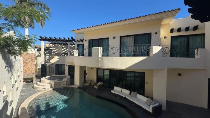 Grand Villa Famlee - multi-family rental sleeps 16