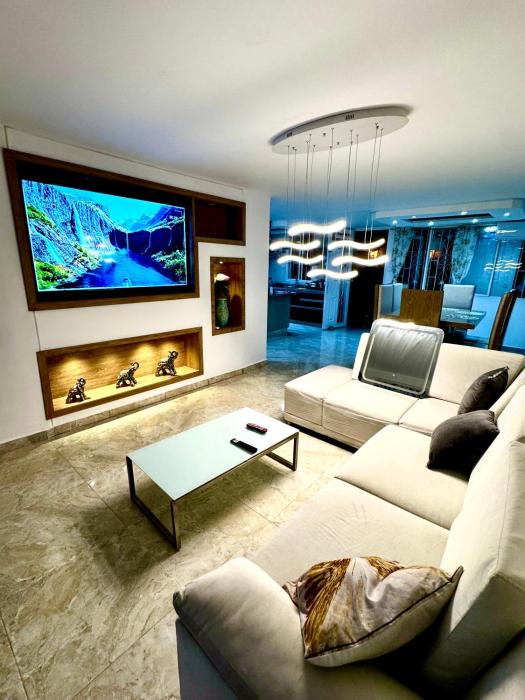 Casa con piscina privada y parking