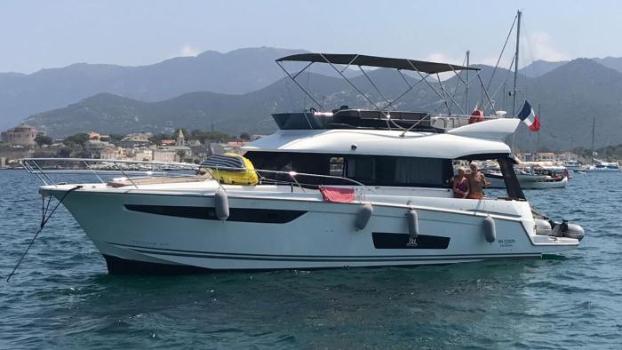 luxueux bateau à quai