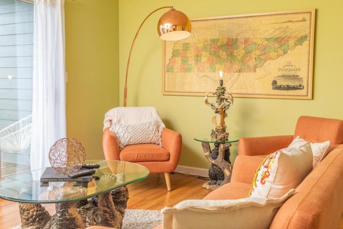 Retro and Relaxed Studio Condo for 2 - Park Views, Pools & Wifi