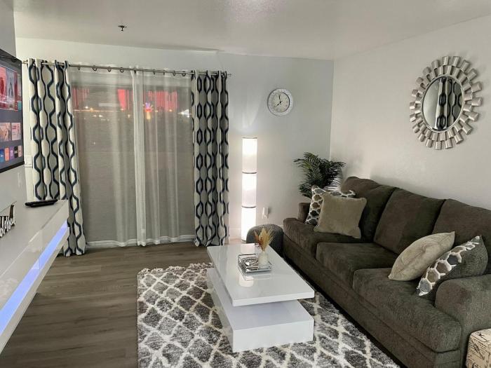 Enchanting- 2 Bedroom Condo with Pool